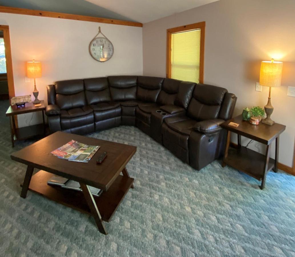 Cedar Creek Cabins #1 - Giant Spa Tub, Large Wooded Porch, Full Kitchen, 1 Bedroom Eureka Springs Exterior photo